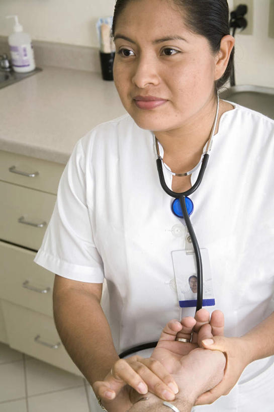 西方人,两个人,医生,护士,站,坐,竖图,俯视,室内,白天,工作服,制服,床,柜子,桌子,欧洲,欧洲人,阴影,服装,检查,反射,水槽,影子,墙,床单,储物柜,休闲装,被子,标识,吊牌,水斗,墙壁,墙面,衣服,白色,病床,听诊器,胸牌,站着,医护人员,医疗人员,休闲,休闲服,服饰,医疗设备,徽章,被单,白衣天使,储存,医疗器械,身份,医疗工具,胸章,胸卡,编号牌,雕刻牌,工号牌,胸号牌,胸徽,员工牌,工作制服,搭脉,储备,蕴藏,贮备,检测工具,男人,男性,年轻女性,女人,女性,中年男性,白种人,大夫,站立,坐着,半身,彩图,高角度拍摄,工作套服,护理床,医疗床,贮存