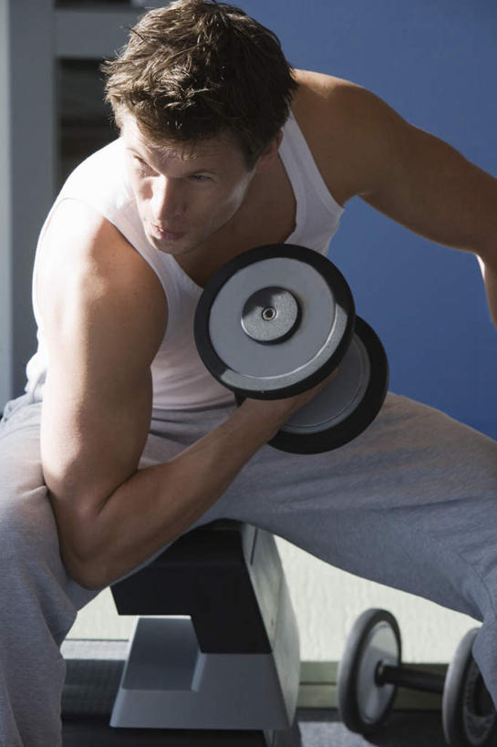 西方人,肌肉,健壮,一个人,健身房,坐,竖图,室内,白天,正面,运动服,锻炼,运动,哑铃,欧洲,欧洲人,仅一个男性,仅一个人,仅一个中年男性,用力,阴影,服装,反射,影子,拎,注视,娱乐,运动器械,衣服,观察,看,享受,休闲,健康,健身器械,放松,活力,力量,服饰,观看,青春,察看,强壮,衣着,穿着,关注,使劲,健身器材,室内运动,衣饰,男人,男性,中年男性,白种人,坐着,半身,彩图,健身,健身馆,运动器材,拎着,运动装