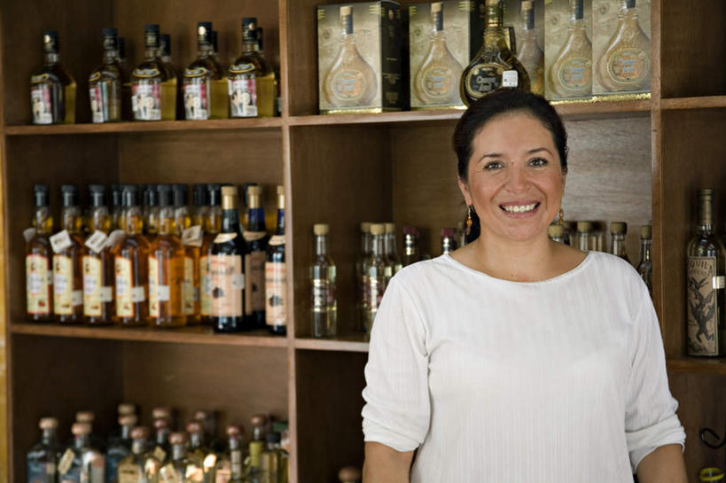 西方人,一个人,站,笑,微笑,露齿笑,横图,室内,白天,正面,柜子,欧洲,欧洲人,仅一个女性,仅一个人,一排,许多,阴影,服装,整齐,反射,影子,墙,伏特加,酒类,储物柜,置物架,注视,休闲装,文化,架子,墙壁,墙面,玻璃制品,酒,酒瓶,饮料,排列,衣服,玻璃瓶,瓶子,观察,看,站着,仅一个中年女性,休闲,休闲服,搭,服饰,观看,察看,创造,储存,搭着,队列,关注,陈列架,想象,蒸馏酒,搁架,储备,蕴藏,贮备,店东,店主,东主,女人,女性,中年女性,白种人,站立,半身,彩图,贮存