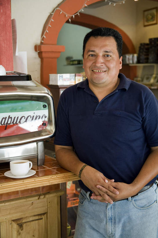 咖啡,西方人,一个人,餐厅,站,笑,微笑,露齿笑,竖图,室内,白天,正面,幸福,桌面,桌子,杯子,餐具,欧洲,欧洲人,仅一个男性,仅一个人,仅一个中年男性,阴影,服装,时间,反射,木制,英文,标志,瓷器,电器,碟子,工具,盘,时钟,手表,文字,影子,字符,字母,墙,咖啡杯,陶瓷制品,计时,注视,休闲装,娱乐,设备,标识,墙壁,墙面,饮料,一个,衣服,白色,盘子,木制品,碟,钟表,观察,看,站着,享受,休闲,温馨,休闲服,表,放松,乐趣,冲泡,搭,服饰,单个,观看,英文字母,腕表,察看,提神,舒适,家电,家用电器,咖啡机,搭着,关注,磨粉,瓷杯,醒脑,软饮料,店东,店主,东主,男人,男性,中年男性,白种人,钟,站立,半身,彩图,餐馆,饭店,饭馆,清除,压粉,装粉