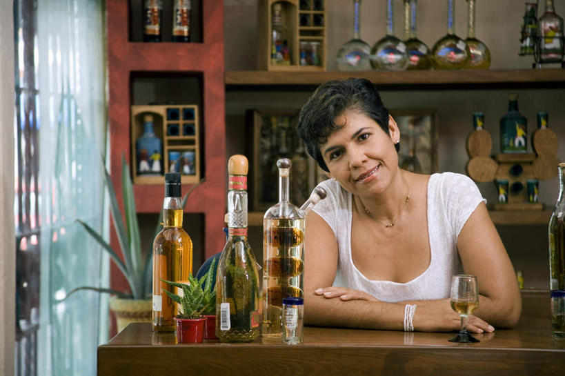 西方人,一个人,酒吧,站,笑,微笑,露齿笑,横图,室内,白天,正面,植物,欧洲,欧洲人,仅一个女性,仅一个人,握,阴影,服装,反射,盆栽,影子,墙,盆景,伏特加,酒类,置物架,注视,休闲装,文化,架子,墙壁,墙面,玻璃制品,酒,酒瓶,饮料,衣服,绿色,白色,自然,玻璃瓶,瓶子,鸡尾酒,观察,看,站着,仅一个中年女性,休闲,休闲服,调酒,握着,服饰,生长,成长,观看,察看,创造,关注,陈列架,想象,蒸馏酒,特其拉日出,特其拉日出鸡尾酒,搁架,店东,店主,东主,女人,女性,中年女性,白种人,站立,半身,彩图,酒吧间,酒馆