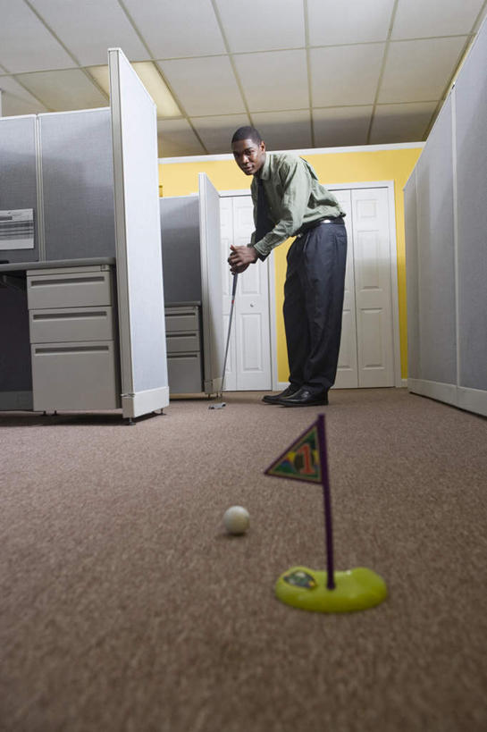 西方人,一个人,商务人士,商务男性,办公室,站,竖图,室内,白天,仰视,衬衫,锻炼,运动,地毯,家具,桌子,欧洲,非洲,黑人,欧洲人,仅一个男性,仅一个人,握,套装,装饰,编织,高尔夫,高尔夫球,球洞,手工艺品,办公桌,墙,领带,织物,拿,分开,拿着,注视,娱乐,墙壁,墙面,仅一个年轻男性,黄色,工艺品,垫子,观察,看,站着,享受,休闲,隔断,放松,握着,观看,隔离,华丽,修饰,点缀,察看,高尔夫球洞,高尔夫球杆,象征,庄重,关注,间隔,商务装,身份,工薪阶层,高尔夫运动,室内运动,高尔夫球具,办公家具,衬托,美观,雅致,雅观,正式,地位,断绝,隔开,屏蔽,屏绝,远离,中断,阻遏,阻隔,男人,男性,年轻男性,非洲人,白领,上班族,站立,彩图,低角度拍摄,全身,衬衣,健身,打击垫,高尔夫打击垫,高尔夫挥杆垫,挥杆垫