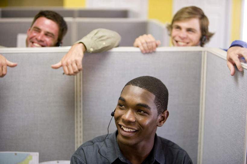 西方人,三个人,同事,商务人士,商务男性,坐,笑,微笑,露齿笑,横图,室内,白天,正面,衬衫,通讯,成功,合作,团队,集体,信心,客服,欧洲,非洲,黑人,欧洲人,握,套装,信息,拿,话务员,分开,拿着,注视,队伍,耳机,耳麦,话筒,观察,看,隔断,服务,握着,通信,观看,隔离,协调,察看,麦克风,领导,头戴式耳麦,成就,关注,销售,间隔,商务装,合伙,领袖,工薪阶层,客服人员,电话销售,断绝,隔开,屏蔽,屏绝,远离,中断,阻遏,阻隔,接待员,男人,男性,年轻男性,中年男性,白种人,非洲人,白领,接线员,上班族,坐着,半身,彩图,衬衣,头戴式耳机