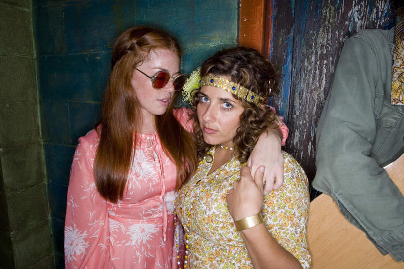 西方人,三个人,家庭,家,站,握手,抱,横图,室外,白天,正面,欧洲,欧洲人,一把,服装,时间,墨镜,时钟,手表,眼镜,房屋,墙,屋子,吉他,乐器,弦乐器,计时,注视,休闲装,楼房,墙壁,墙面,住宅,衣服,太阳镜,太阳眼镜,钟表,观察,看,站着,休闲,温暖,温馨,一家人,休闲服,表,遮阳镜,服饰,抱着,观看,腕表,和睦,察看,搂着,关注,弹拨弦鸣乐器,男人,男性,年轻男性,年轻女性,女人,女性,白种人,钟,搀手,怀抱,拉手,搂,搂抱,手搀手,手拉手,手牵手,手握手,相抱,拥抱,站立,半身,彩图,房子,融洽,弹拨弦乐器