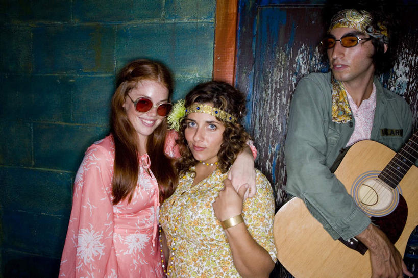 西方人,三个人,家庭,家,站,握手,抱,横图,室外,白天,正面,欧洲,欧洲人,一把,服装,时间,墨镜,时钟,手表,眼镜,房屋,墙,屋子,吉他,乐器,弦乐器,计时,注视,休闲装,楼房,墙壁,墙面,住宅,衣服,太阳镜,太阳眼镜,钟表,观察,看,站着,休闲,温暖,温馨,一家人,休闲服,表,遮阳镜,服饰,抱着,观看,腕表,和睦,察看,搂着,关注,弹拨弦鸣乐器,男人,男性,年轻男性,年轻女性,女人,女性,白种人,钟,搀手,怀抱,拉手,搂,搂抱,手搀手,手拉手,手牵手,手握手,相抱,拥抱,站立,半身,彩图,房子,融洽,弹拨弦乐器