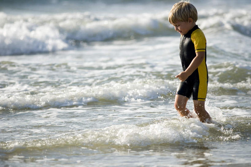西方人,儿童,一个人,走,横图,室外,白天,侧面,锻炼,旅游,度假,纯洁,运动,海浪,海洋,沙滩,欧洲,欧洲人,仅一个男性,仅一个人,服装,沙子,海岸,浪花,沙地,注视,娱乐,小孩,衣服,海水,低头,观察,看,仅一个小孩,享受,休闲,放松,可爱,童年,童趣,潜水服,服饰,观看,察看,衣着,穿着,关注,室外运动,户外运动,海景,童真,烂漫,无邪,垂头,衣饰,天真,男孩,男人,男性,白种人,孩子,大海,风浪,海,海水的波动,海滩,近岸浪,涌浪,步行,散步,走路,彩图,全身,健身,干式潜水服,男生