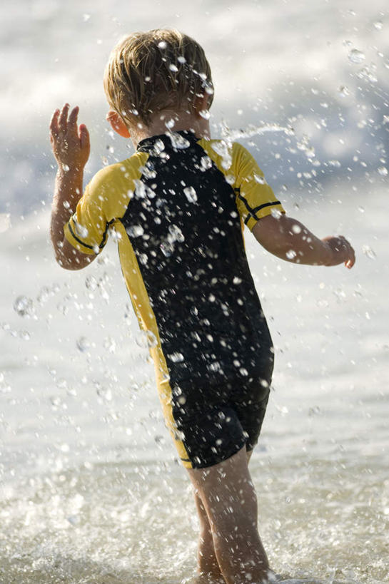 西方人,儿童,一个人,站,竖图,室外,白天,锻炼,旅游,度假,纯洁,运动,海浪,海洋,沙滩,欧洲,欧洲人,仅一个男性,仅一个人,飞溅,服装,溅,沙子,液体,海岸,浪花,水滴,沙地,娱乐,水珠,小孩,背面,衣服,海水,站着,仅一个小孩,享受,休闲,放松,可爱,童年,童趣,潜水服,服饰,衣着,穿着,喷洒,室外运动,户外运动,海景,童真,烂漫,无邪,衣饰,天真,男孩,男人,男性,白种人,孩子,大海,风浪,海,海水的波动,海滩,近岸浪,涌浪,站立,半身,彩图,健身,干式潜水服,男生