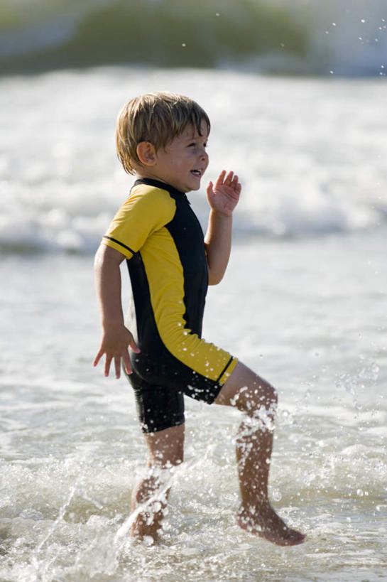 西方人,儿童,一个人,走,笑,微笑,露齿笑,竖图,室外,白天,侧面,锻炼,旅游,度假,纯洁,运动,海浪,海洋,沙滩,欧洲,欧洲人,仅一个男性,仅一个人,服装,沙子,海岸,浪花,沙地,注视,娱乐,小孩,衣服,海水,观察,看,仅一个小孩,享受,休闲,放松,可爱,童年,童趣,潜水服,服饰,观看,察看,衣着,穿着,关注,室外运动,户外运动,海景,童真,烂漫,无邪,衣饰,天真,男孩,男人,男性,白种人,孩子,大海,风浪,海,海水的波动,海滩,近岸浪,涌浪,步行,散步,走路,彩图,全身,健身,干式潜水服,男生