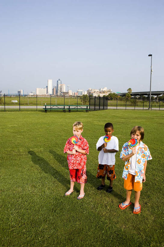 西方人,儿童,三个人,伙伴,朋友,高楼大厦,栏杆,站,吃,竖图,室外,白天,正面,友谊,纯洁,办公楼,草地,草坪,植物,大厦,建筑,路灯,摩天大楼,写字楼,椅子,照明,欧洲,非洲,黑人,欧洲人,一排,握,阴影,服装,整齐,光线,棒棒糖,影子,木椅,围栏,灯光,食品,糖,糖果,甜点,甜品,拿,拿着,注视,休闲装,护栏,灯,草,树,树木,食物,排列,小孩,衣服,蓝色,绿色,蓝天,天空,阳光,自然,楼宇,甜食,天,观察,看,站着,休闲,休闲服,商务楼,可爱,童年,童趣,握着,服饰,生长,晴朗,成长,观看,照亮,察看,照明设备,队列,关注,童真,烂漫,无邪,波板糖,万里无云,天真,友情,男孩,男人,男性,白种人,非洲人,晴空,晴空万里,嚼,食,站立,彩图,全身,大楼,高层建筑,高楼,摩天楼,男生