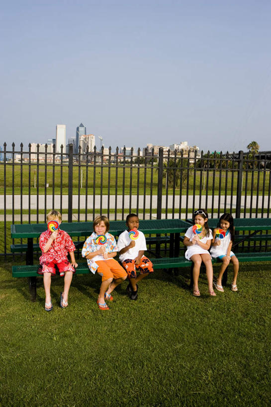 西方人,儿童,伙伴,朋友,高楼大厦,栏杆,坐,竖图,室外,白天,正面,友谊,纯洁,办公楼,草地,草坪,植物,大厦,建筑,摩天大楼,写字楼,椅子,欧洲,非洲,黑人,欧洲人,五个人,一排,握,阴影,服装,整齐,光线,棒棒糖,影子,栅栏,木椅,篱笆,围栏,食品,糖,糖果,甜点,甜品,许多人,拿,拿着,注视,休闲装,护栏,草,树,树木,食物,排列,小孩,衣服,蓝色,绿色,蓝天,天空,阳光,自然,楼宇,甜食,天,观察,看,一群人,休闲,休闲服,商务楼,可爱,童年,童趣,握着,服饰,生长,晴朗,成长,观看,察看,队列,关注,童真,烂漫,无邪,万里无云,天真,友情,男孩,男人,男性,女孩,女人,女性,白种人,非洲人,晴空,晴空万里,坐着,彩图,全身,大楼,高层建筑,高楼,摩天楼,男生,女生