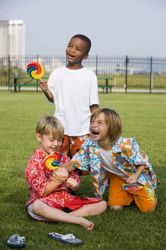 西方人,儿童,三个人,伙伴,朋友,高楼大厦,栏杆,站,坐,吃,盘腿,竖图,室外,白天,正面,友谊,纯洁,办公楼,草地,草坪,植物,大厦,建筑,摩天大楼,写字楼,欧洲,非洲,黑人,欧洲人,握,阴影,服装,光线,棒棒糖,影子,围栏,食品,糖,糖果,甜点,甜品,拿,拿着,注视,休闲装,护栏,草,食物,小孩,衣服,蓝色,绿色,蓝天,天空,阳光,楼宇,甜食,天,观察,看,站着,休闲,休闲服,商务楼,可爱,童年,童趣,握着,服饰,晴朗,观看,察看,关注,童真,烂漫,无邪,波板糖,万里无云,天真,友情,男孩,男人,男性,白种人,非洲人,晴空,晴空万里,嚼,盘腿而坐,盘膝,盘着腿的,盘着腿坐,食,双腿交叉,站立,坐着,彩图,全身,大楼,高层建筑,高楼,摩天楼,男生