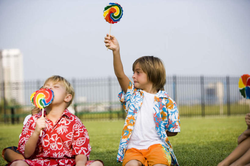 西方人,儿童,三个人,伙伴,朋友,高楼大厦,栏杆,坐,举,闭眼,笑,吃,盘腿,微笑,露齿笑,横图,室外,白天,正面,友谊,纯洁,办公楼,草地,草坪,植物,大厦,建筑,摩天大楼,写字楼,欧洲,欧洲人,握,阴影,服装,光线,棒棒糖,影子,围栏,食品,糖,糖果,甜点,甜品,拿,拿着,注视,休闲装,护栏,草,树,树木,食物,小孩,衣服,蓝色,绿色,蓝天,天空,阳光,自然,楼宇,甜食,天,观察,看,托,休闲,休闲服,商务楼,可爱,童年,童趣,握着,服饰,生长,晴朗,成长,观看,察看,关注,童真,烂漫,无邪,万里无云,天真,友情,男孩,男人,男性,白种人,晴空,晴空万里,闭眼睛,闭着眼,闭着眼睛,举起,举手,举着,嚼,盘腿而坐,盘膝,盘着腿的,盘着腿坐,食,双腿交叉,向上举,向上伸,向上托,坐着,半身,彩图,大楼,高层建筑,高楼,摩天楼,男生