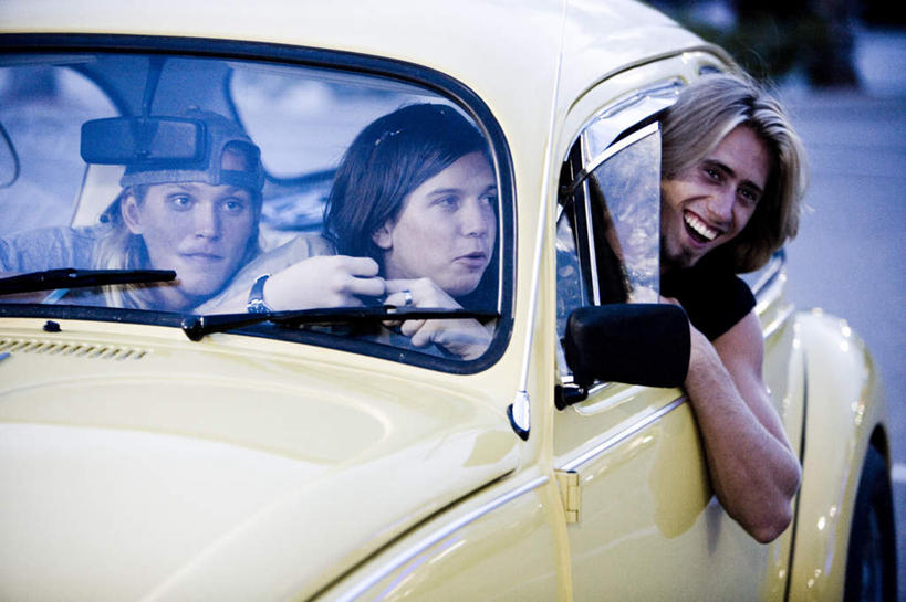 西方人,三个人,伙伴,朋友,坐,笑,微笑,露齿笑,横图,室外,白天,正面,友谊,日出,太阳,窗户,汽车,欧洲,欧洲人,一辆,服装,雨刷器,雨刷,朝霞,晨曦,黎明,扭头,注视,休闲装,玻璃窗,车,衣服,黄色,阳光,车窗,交通工具,轿车,观察,看,转头,休闲,休闲服,服饰,观看,雨刮器,察看,关注,载具,刮雨器,友情,男人,男性,年轻男性,白种人,朝阳,坐着,半身,彩图,破晓