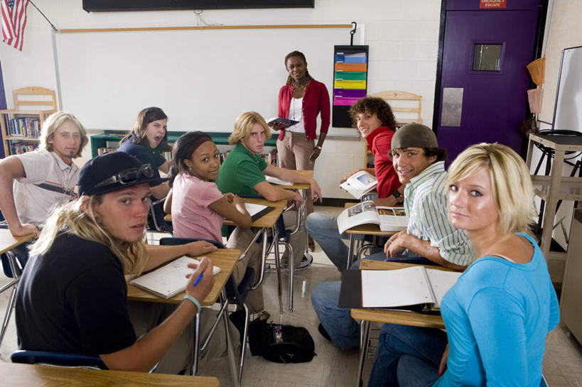 西方人,背部,伙伴,朋友,教师,学校,站,坐,笑,说,微笑,露齿笑,横图,室内,白天,正面,讨论,友谊,桌子,帽子,书籍,椅子,欧洲,非洲,黑人,欧洲人,握,服装,墙,许多人,系统,拿,拿着,扭头,注视,休闲装,书桌,运动帽,校园,墙壁,墙面,衣服,白色,白板,课桌,观察,看,站着,转头,一群人,休闲,教室,同学,休闲服,鸭舌帽,比较,色彩,颜色,握着,服饰,对比,观看,色阶卡,色卡,颜色卡,色板,察看,校友,关注,选择,记录板,标准,记事板,比色卡,同窗,学友,色标卡,交流,友情,男人,男性,年轻男性,年轻女性,女人,女性,白种人,非洲人,讲师,教授,老师,书,图书,沟通,讲话,交谈,商讨,说话,谈话,站立,坐着,半身,彩图