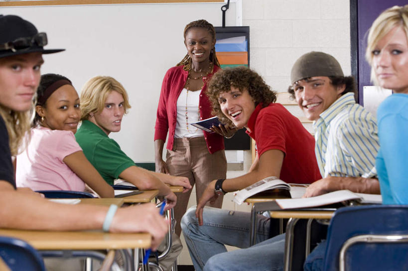 西方人,背部,伙伴,朋友,教师,学校,站,坐,笑,说,微笑,露齿笑,横图,室内,白天,正面,讨论,友谊,桌子,帽子,书籍,椅子,欧洲,非洲,黑人,欧洲人,握,服装,墙,许多人,系统,拿,拿着,扭头,注视,休闲装,书桌,运动帽,校园,墙壁,墙面,衣服,白色,白板,课桌,观察,看,站着,转头,一群人,休闲,教室,同学,休闲服,鸭舌帽,比较,色彩,颜色,握着,服饰,对比,观看,色阶卡,色卡,颜色卡,色板,察看,校友,关注,选择,记录板,标准,记事板,比色卡,同窗,学友,色标卡,交流,友情,男人,男性,年轻男性,年轻女性,女人,女性,白种人,非洲人,讲师,教授,老师,书,图书,沟通,讲话,交谈,商讨,说话,谈话,站立,坐着,半身,彩图