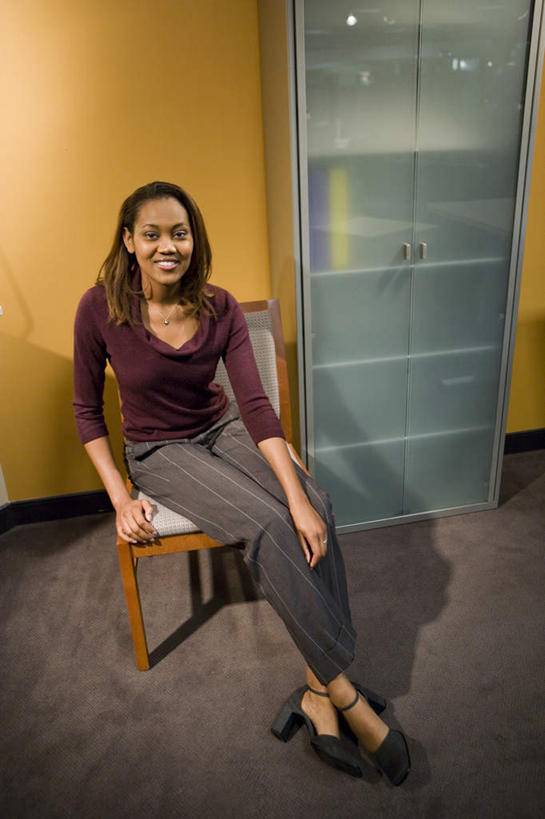 西方人,一个人,坐,笑,微笑,露齿笑,竖图,室内,白天,正面,柜子,椅子,玻璃,欧洲,非洲,黑人,欧洲人,仅一个年轻女性,仅一个女性,仅一个人,服装,木椅,墙,注视,休闲装,货架,墙壁,墙面,玻璃制品,衣服,观察,看,休闲,休闲服,橙色,展示,服饰,观看,察看,储存,关注,展现,陈列柜,储备,蕴藏,贮备,年轻女性,女人,女性,非洲人,坐着,彩图,全身,贮存