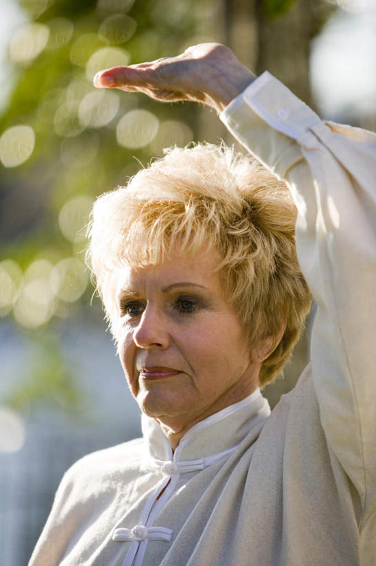 西方人,一个人,站,举,竖图,室外,白天,正面,锻炼,运动,武术,植物,欧洲,欧洲人,仅一个女性,仅一个人,阴影,服装,朦胧,模糊,光线,影子,树,树木,衣服,绿色,白色,阳光,自然,托,站着,服饰,仅一个老年女性,生长,成长,衣着,穿着,武打,武功,衣饰,体育,老年女性,女人,女性,白种人,举起,举手,举着,向上举,向上伸,向上托,站立,半身,彩图,健身,武学,练功服