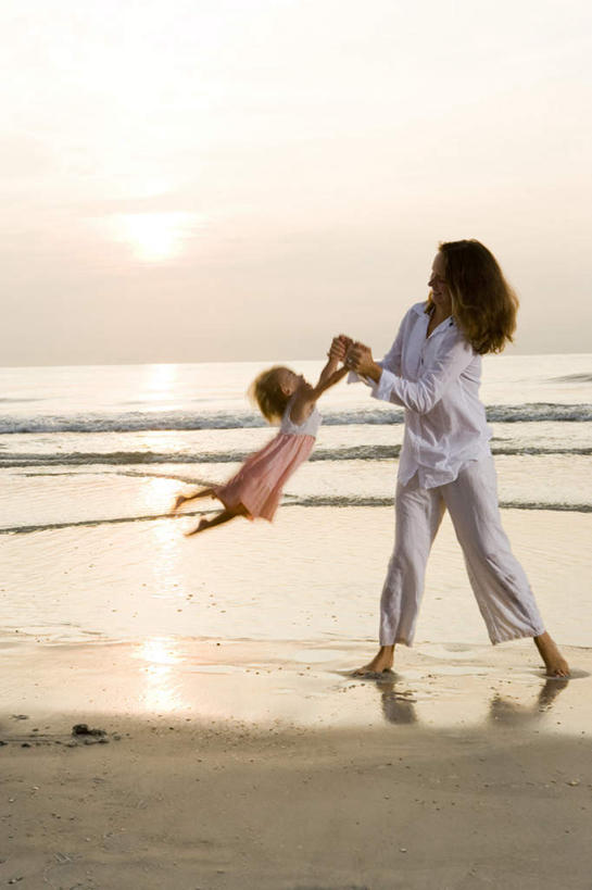 西方人,儿童,两个人,家庭,母亲,女儿,握手,竖图,室外,白天,侧面,旅游,度假,纯洁,海浪,海洋,美景,日落,沙滩,欧洲,欧洲人,阴影,服装,光线,沙子,影子,海岸,景观,浪花,晚霞,霞光,落日,沙地,注视,休闲装,旋转,娱乐,小孩,衣服,阳光,自然,海水,黄昏,观察,看,享受,休闲,温暖,温馨,母女,一家人,休闲服,景色,彩霞,放松,可爱,母爱,童年,童趣,服饰,观看,和睦,察看,关注,自然风光,海景,童真,烂漫,无邪,夕照,天真,年轻女性,女孩,女人,女性,白种人,孩子,年轻人,大海,风浪,海,海水的波动,海滩,近岸浪,涌浪,夕阳,搀手,拉手,手拉手,手握手,彩图,全身,融洽,斜阳,女生