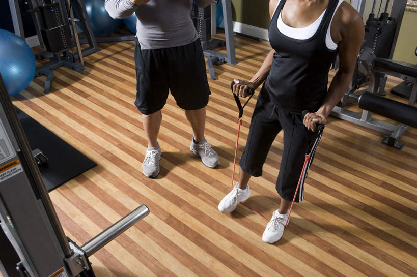 西方人,两个人,学生,健身房,横图,俯视,室内,白天,运动服,运动鞋,锻炼,运动,地板,鞋子,欧洲,非洲,黑人,欧洲人,握,阴影,服装,反射,影子,地面,娱乐,运动器械,踩,木地板,衣服,蓝色,踩着,教练,享受,休闲,健身器械,健身球,放松,握着,服饰,休闲鞋,瑜伽球,衣着,穿着,健身器材,拉力器,室内运动,衣饰,男人,男性,年轻女性,女人,女性,中年男性,白种人,非洲人,半身,彩图,高角度拍摄,健身,健身馆,运动器材,运动装