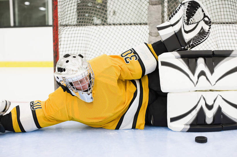 西方人,一个人,运动员,躺,横图,室内,白天,正面,运动服,安全,窗户,帽子,欧洲,欧洲人,仅一个男性,仅一个人,阴影,服装,光线,标志,数字,头盔,文字,影子,字符,墙,灯光,防护,注视,标识,玻璃窗,墙壁,墙面,仅一个年轻男性,衣服,黄色,安全帽,手套,观察,看,阿拉伯数字,服饰,观看,保护,察看,衣着,穿着,关注,保险,保全,周全,安稳,安定,防护手套,衣饰,冰球场,卧着,平安,男人,男性,年轻男性,白种人,体育运动员,运动选手,躺着,卧,半身,彩图,运动装