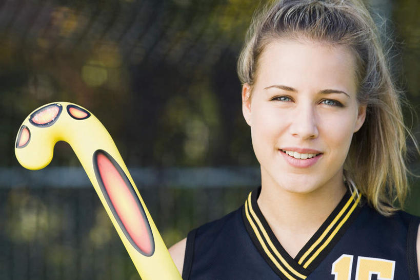 西方人,一个人,运动员,站,笑,微笑,露齿笑,横图,室外,白天,正面,运动服,曲棍球,植物,欧洲,欧洲人,仅一个年轻女性,仅一个女性,仅一个人,握,阴影,服装,朦胧,模糊,光线,影子,拿,拿着,注视,运动器械,树,树木,衣服,绿色,阳光,自然,观察,看,站着,健身器械,握着,服饰,生长,成长,观看,察看,衣着,穿着,关注,健身器材,球棍,衣饰,钩形,年轻女性,女人,女性,白种人,体育运动员,运动选手,站立,半身,彩图,运动器材,运动装