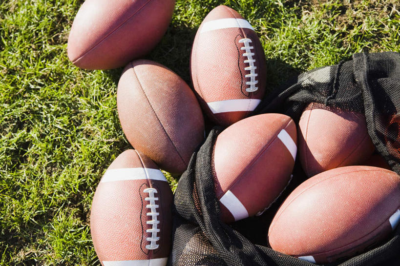 无人,横图,俯视,室外,特写,白天,锻炼,成功,运动,合作,团队,信心,竞争,橄榄球,草地,草坪,植物,许多,阴影,光线,影子,很多,速度,运动器械,队伍,草,绿色,阳光,健身器械,力量,平衡,协调,成就,健身器材,灵敏,合伙,柔韧,美式橄榄球,耐力,体育,美式足球,彩图,高角度拍摄,健身,运动器材