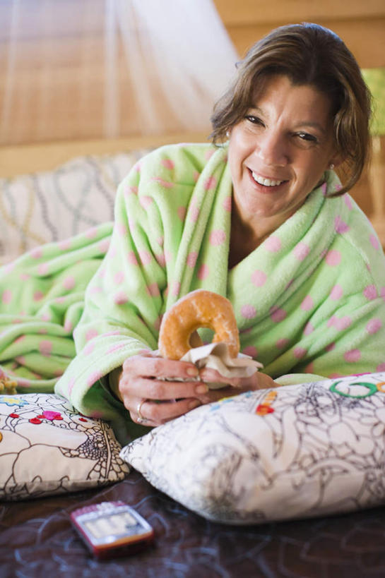 点心,面包,西方人,一个人,笑,打电话,微笑,露齿笑,竖图,室内,白天,正面,浴袍,床,靠垫,卧室,电话,手机,纺织品,欧洲,欧洲人,仅一个女性,仅一个人,握,服装,蚊帐,墙,双人床,食品,面点,床单,靠枕,织物,拿,拿着,注视,通讯设备,被子,墙壁,墙面,食物,糕点,衣服,绿色,垫子,枕头,甜甜圈,观察,看,趴着,仅一个中年女性,握着,服饰,观看,察看,被单,衣着,穿着,关注,一部,阻隔,衣饰,多纳滋面包,唐纳滋,隔绝,交流,女人,女性,中年女性,白种人,面包圈,沟通,趴,通话,半身,彩图,汤帷子,浴衣,睡房,卧房