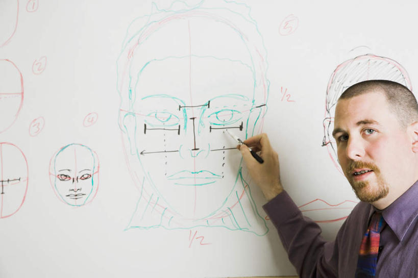 西方人,一个人,学校,站,横图,室内,白天,侧面,衬衫,欧洲,欧洲人,仅一个男性,仅一个人,仅一个中年男性,握,服装,笔,办公用品,领带,拿,拿着,注视,校园,文具,衣服,记号笔,学习用品,黑板,观察,看,站着,教室,教学,握着,服饰,观看,马克笔,麦克笔,文具用品,察看,书写,象征,衣着,庄重,穿着,关注,身份,正式,地位,衣饰,耐磨,教学黑板,男人,男性,中年男性,白种人,站立,半身,彩图,衬衣