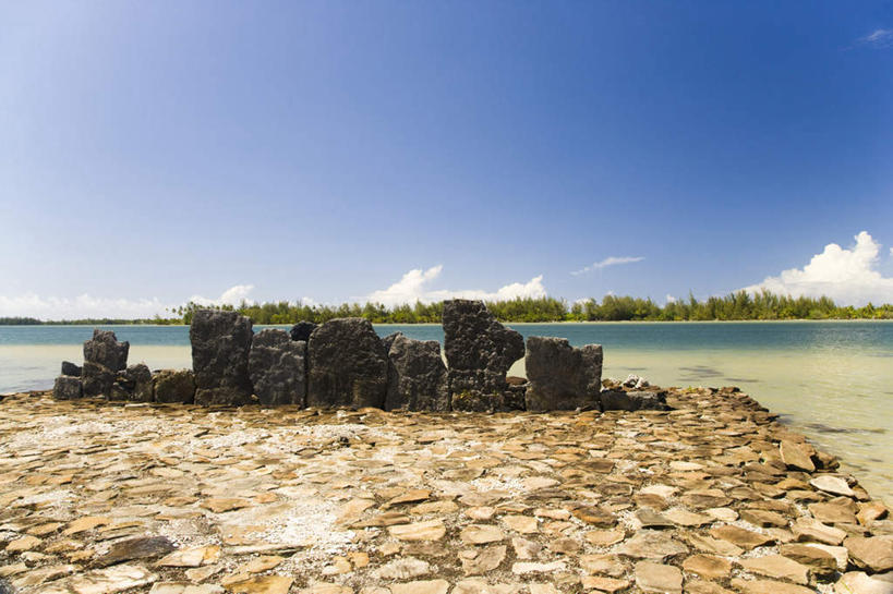 无人,横图,室外,白天,正面,旅游,度假,海浪,海洋,石头,美景,名胜古迹,沙滩,植物,标志建筑,地标,建筑,阴影,遗迹,光线,沙子,石子,影子,海岸,景观,浪花,云,云朵,沙地,云彩,古迹,文物,娱乐,建设,古建筑,废墟,树,树木,蓝色,绿色,白云,蓝天,天空,阳光,自然,海水,天,享受,休闲,旅游胜地,景色,放松,生长,晴朗,成长,自然风光,大洋洲,海景,古文明,法属波利尼西亚,社会群岛,法属玻利尼西亚,胡阿希内岛,大海,风浪,海,海水的波动,海滩,近岸浪,石块,岩石,涌浪,晴空,彩图