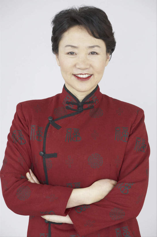 东方人,一个人,站,笑,双手交叉,微笑,露齿笑,竖图,室内,白天,白色背景,正面,民族服装,亚洲,仅一个女性,仅一个人,服装,注视,黄种人,纽扣,衣服,红色,观察,看,站着,仅一个中年女性,摄影,服饰,影棚,观看,钮扣,察看,双手抱胸,衣着,穿着,关注,衣饰,盘扣,女人,女性,中年女性,亚洲人,站立,半身,彩图,影棚拍摄,传统服装,民俗服,拍摄,盘纽,唐装