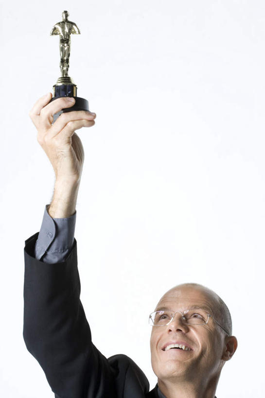 西方人,秃头,一个人,商务人士,商务男性,站,举,笑,微笑,露齿笑,竖图,室内,白天,白色背景,正面,衬衫,成功,胜利,欧洲,欧洲人,仅一个男性,仅一个人,仅一个中年男性,一副,握,套装,眼镜,拿,拿着,注视,一个,观察,看,托,站着,光彩,握着,摄影,影棚,单个,观看,察看,关注,商务装,荣誉,奖品,近视眼镜,工薪阶层,荣耀,奥斯卡奖,奥斯卡金像奖,金像奖,学院奖,小金人,光荣,男人,男性,中年男性,白种人,光头,无发,白领,上班族,举起,举手,举着,向上举,向上伸,向上托,站立,半身,彩图,影棚拍摄,衬衣,拍摄,奖杯