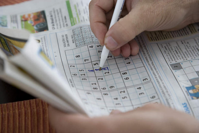 西方人,手,一个人,横图,俯视,室内,特写,白天,游戏,欧洲,欧洲人,双手,仅一个男性,仅一个人,仅一个中年男性,握,朦胧,模糊,笔,标志,数字,文字,字符,办公用品,拿,玩,拿着,娱乐,标识,水笔,文具,学习用品,休闲,手部,益智,握着,阿拉伯数字,活动,文具用品,一支,书写,发泄,消遣,智力,填字游戏,宣泄,男人,男性,中年男性,白种人,玩耍,嬉戏,半身,彩图,高角度拍摄,纵横字谜