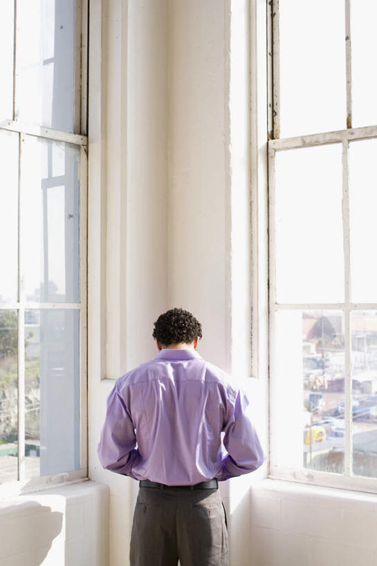 西方人,一个人,商务人士,商务男性,站,竖图,室内,白天,衬衫,寂寞,植物,窗户,地板,欧洲,非洲,黑人,欧洲人,仅一个男性,仅一个人,阴影,套装,光线,影子,墙,地面,木地板,玻璃窗,墙壁,墙面,树,树木,仅一个年轻男性,背面,绿色,阳光,自然,站着,生长,成长,商务装,工薪阶层,孤单,男人,男性,年轻男性,非洲人,白领,上班族,站立,半身,彩图,衬衣,寥寂