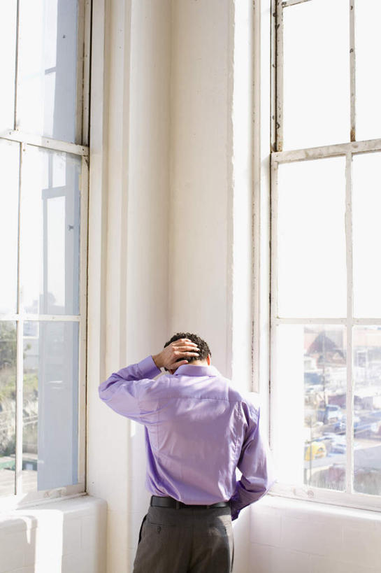 西方人,一个人,商务人士,商务男性,站,摸,竖图,室内,白天,衬衫,寂寞,植物,窗户,地板,欧洲,非洲,黑人,欧洲人,仅一个男性,仅一个人,抚摸,阴影,套装,光线,影子,墙,地面,木地板,玻璃窗,墙壁,墙面,树,树木,仅一个年轻男性,背面,绿色,阳光,自然,站着,生长,成长,商务装,工薪阶层,孤单,男人,男性,年轻男性,非洲人,白领,上班族,触摸,接触,站立,半身,彩图,衬衣,寥寂