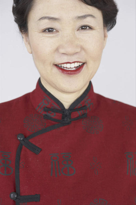 东方人,脸,头,脸颊,脖子,一个人,站,笑,微笑,露齿笑,竖图,室内,特写,白天,白色背景,正面,民族服装,亚洲,仅一个女性,仅一个人,旗袍,注视,黄种人,文化,纽扣,肩膀,红色,观察,看,站着,仅一个中年女性,摄影,影棚,观看,钮扣,察看,关注,中国文化,盘扣,女人,女性,中年女性,亚洲人,头部,脖,颈,颈部,脸部,脸蛋,面部,站立,半身,彩图,影棚拍摄,传统服装,民俗服,拍摄,盘纽,传统文化