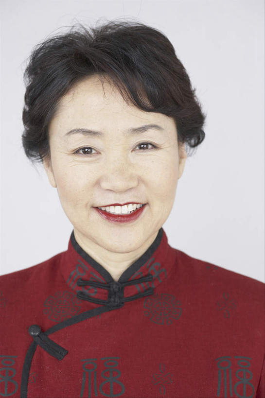 东方人,脸,头,脸颊,脖子,头发,一个人,站,笑,微笑,露齿笑,竖图,室内,特写,白天,白色背景,正面,民族服装,亚洲,仅一个女性,仅一个人,旗袍,注视,黄种人,文化,纽扣,肩膀,红色,黑色,观察,看,站着,仅一个中年女性,摄影,影棚,观看,钮扣,察看,关注,中国文化,盘扣,女人,女性,中年女性,亚洲人,头部,卷发,脖,颈,颈部,脸部,脸蛋,面部,站立,半身,彩图,影棚拍摄,传统服装,民俗服,拍摄,盘纽,短发,传统文化