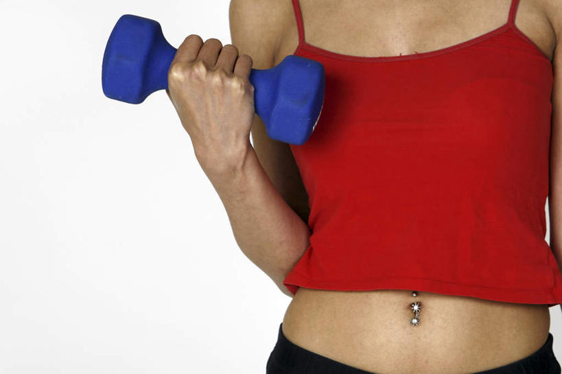 手,腹部,一个人,站,横图,室内,特写,白天,白色背景,正面,锻炼,运动,哑铃,吊带,亚洲,仅一个年轻女性,仅一个女性,仅一个人,握,服装,拿,拿着,吊带衫,运动器械,装饰品,一个,衣服,红色,蓝色,饰品,首饰,站着,手部,健身器械,脐环,握着,摄影,服饰,影棚,单个,单手,衣着,穿着,健身器材,衣饰,肚脐环,体育,年轻女性,女人,女性,亚洲人,印度人,腹,肚子,站立,半身,彩图,影棚拍摄,健身,拍摄,运动器材