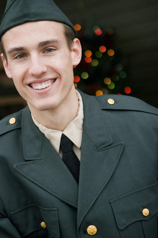 西方人,一个人,站,笑,微笑,露齿笑,竖图,室内,白天,正面,制服,植物,帽子,照明,欧洲,圣诞节,欧洲人,仅一个男性,仅一个人,士兵,阴影,节日,庆祝,光线,彩灯,影子,灯光,圣诞树,注视,文化,灯,树,树木,仅一个年轻男性,衣服,绿色,自然,灯具,观察,看,站着,庆典,军帽,花灯,生长,成长,观看,纪念,军人,照亮,察看,军装,照明设备,关注,军服,兵士,男人,男性,年轻男性,白种人,站立,半身,彩图