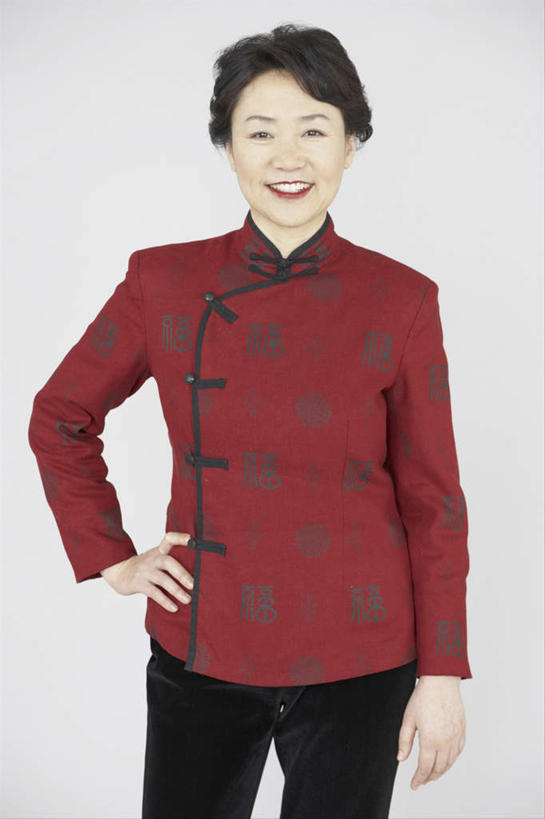 东方人,一个人,站,笑,微笑,露齿笑,竖图,室内,白天,白色背景,正面,民族服装,亚洲,仅一个女性,仅一个人,旗袍,注视,黄种人,文化,纽扣,手叉腰,红色,叉腰,观察,看,站着,仅一个中年女性,摄影,影棚,观看,钮扣,察看,关注,中国文化,盘扣,女人,女性,中年女性,亚洲人,站立,半身,彩图,影棚拍摄,传统服装,民俗服,拍摄,盘纽,传统文化