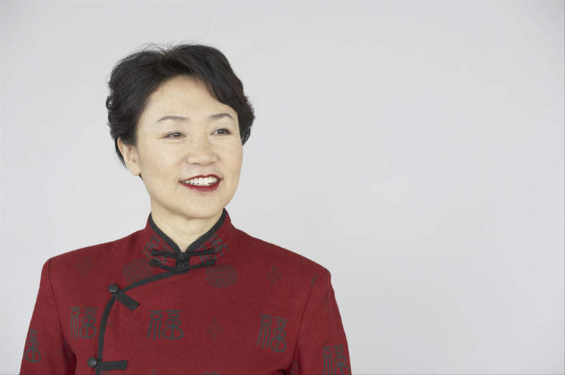 东方人,脸,头,脸颊,脖子,一个人,站,笑,微笑,露齿笑,横图,室内,白天,白色背景,正面,民族服装,亚洲,仅一个女性,仅一个人,旗袍,注视,黄种人,文化,纽扣,肩膀,红色,观察,看,站着,仅一个中年女性,摄影,影棚,观看,钮扣,察看,关注,中国文化,盘扣,女人,女性,中年女性,亚洲人,头部,脖,颈,颈部,脸部,脸蛋,面部,站立,半身,彩图,影棚拍摄,传统服装,民俗服,拍摄,盘纽,传统文化