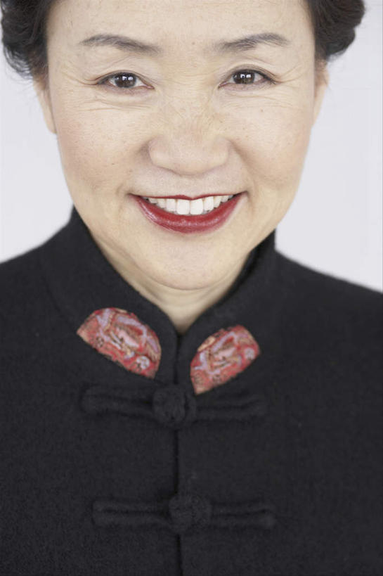 东方人,脸,头,脸颊,脖子,一个人,站,笑,微笑,露齿笑,竖图,室内,特写,白天,白色背景,正面,民族服装,亚洲,仅一个女性,仅一个人,注视,黄种人,纽扣,肩膀,黑色,观察,看,站着,仅一个中年女性,摄影,影棚,观看,钮扣,察看,关注,盘扣,女人,女性,中年女性,亚洲人,头部,脖,颈,颈部,脸部,脸蛋,面部,站立,半身,彩图,影棚拍摄,传统服装,民俗服,拍摄,盘纽,唐装