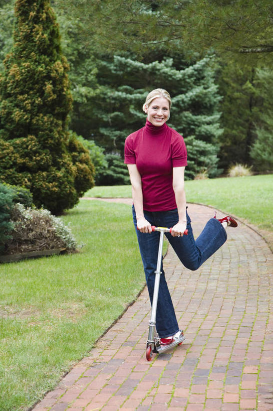 西方人,一个人,站,笑,微笑,露齿笑,竖图,室外,白天,正面,锻炼,运动,草地,草坪,植物,道路,路,欧洲,欧洲人,仅一个女性,仅一个人,握,服装,裤子,小路,交通,注视,牛仔裤,休闲装,极限运动,草,树,树木,衣服,绿色,自然,观察,看,站着,仅一个中年女性,休闲,休闲服,滑板车,握着,服饰,生长,成长,滑板,观看,察看,关注,体育,女人,女性,中年女性,白种人,站立,彩图,全身,健身,滑板运动