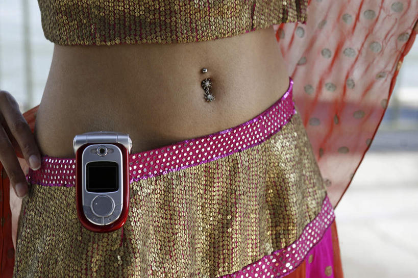 手,腹部,一个人,站,打电话,横图,室外,特写,白天,正面,民族服装,电话,手机,亚洲,仅一个年轻女性,仅一个女性,仅一个人,通讯设备,手叉腰,装饰品,饰品,首饰,叉腰,站着,手部,脐环,服饰,飘逸,单手,庄重,追求,纱丽,一部,雅致,纱丽服,清婉,妍丽,肚脐环,交流,年轻女性,女人,女性,亚洲人,印度人,腹,肚子,沟通,通话,站立,半身,彩图,传统服装,民俗服,奢华