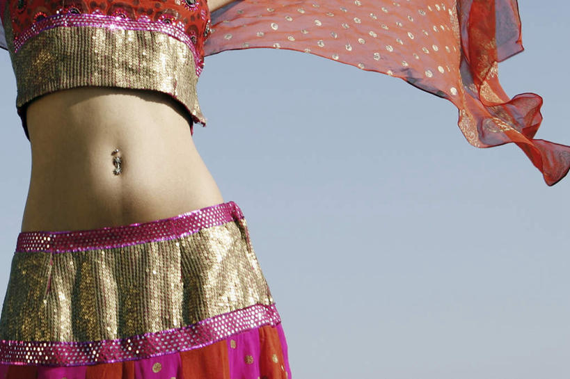 腹部,一个人,站,横图,室内,特写,白天,正面,民族服装,亚洲,仅一个年轻女性,仅一个女性,仅一个人,蓝色背景,装饰品,饰品,首饰,站着,脐环,摄影,服饰,影棚,飘逸,庄重,追求,纱丽,雅致,纱丽服,清婉,妍丽,肚脐环,年轻女性,女人,女性,亚洲人,印度人,腹,肚子,站立,半身,彩图,影棚拍摄,传统服装,民俗服,拍摄,奢华