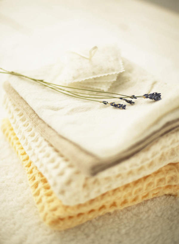 无人,竖图,俯视,室内,特写,白天,静物,一堆,阴影,堆叠,堆积,反射,纺织物,影子,毛巾,清洁,三条,堆,保暖,透气,防水,储水,耐磨,吸水,彩图,高角度拍摄