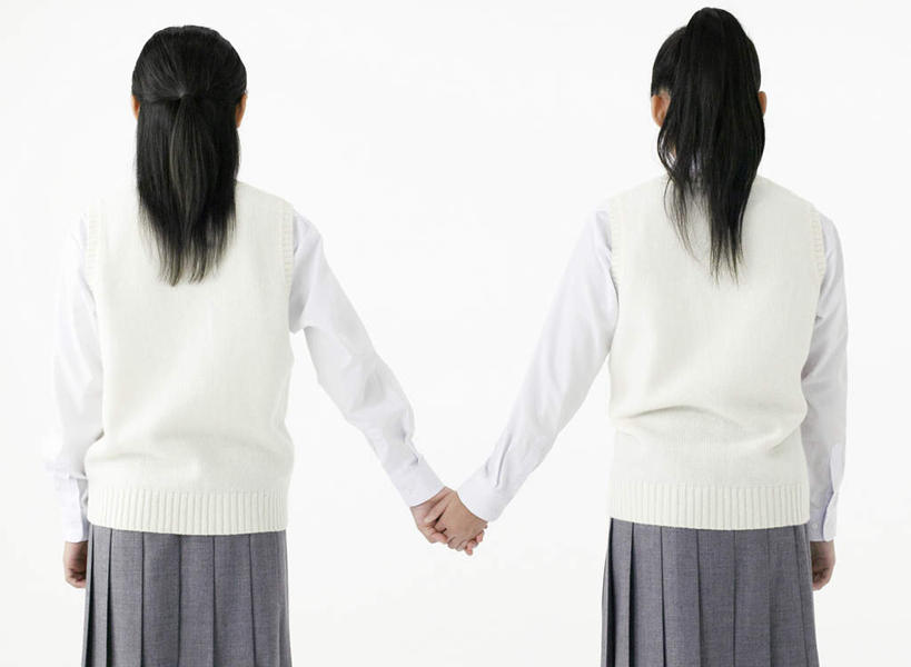 东方人,两个人,家庭,站,握手,横图,室内,白天,白色背景,制服,亚洲,服装,黄种人,背面,站着,温暖,温馨,一家人,校服,摄影,影棚,马甲,和睦,学生服,年轻女性,女人,女性,亚洲人,搀手,拉手,手拉手,手握手,站立,半身,彩图,影棚拍摄,拍摄,日本校服,融洽