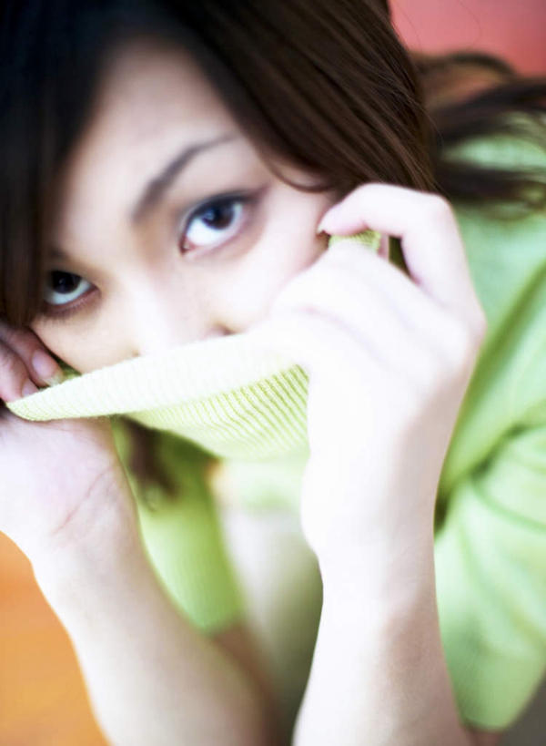 东方人,一个人,坐,拉,竖图,室内,特写,白天,正面,亚洲,仅一个年轻女性,仅一个女性,仅一个人,拉扯,握,服装,朦胧,模糊,拿,拿着,注视,休闲装,黄种人,衣服,绿色,黑色,观察,看,休闲,休闲服,握着,遮,遮掩,服饰,观看,察看,掩盖,遮挡,关注,遮盖,掩饰,年轻女性,女人,女性,亚洲人,长发,抬头,仰头,坐着,半身,彩图