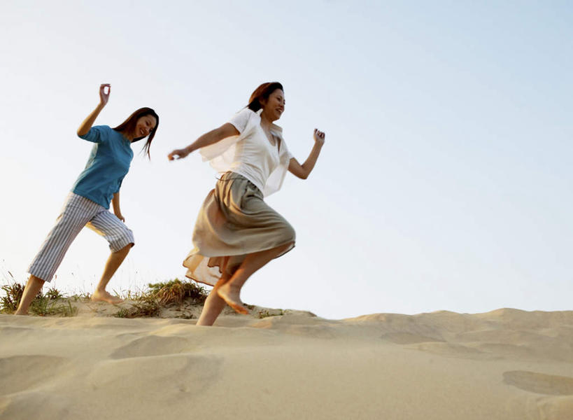 东方人,两个人,伙伴,朋友,跑,横图,室外,白天,仰视,裙子,游戏,友谊,沙滩,亚洲,追逐,阴影,服装,光线,沙子,影子,海岸,沙地,玩,休闲装,黄种人,娱乐,长裙,衣服,蓝色,灰色,蓝天,天空,阳光,天,奔跑,休闲,休闲服,服饰,晴朗,活动,半身裙,发泄,消遣,智力,万里无云,宣泄,友情,年轻女性,女人,女性,亚洲人,海滩,晴空,晴空万里,玩耍,嬉戏,彩图,低角度拍摄,全身