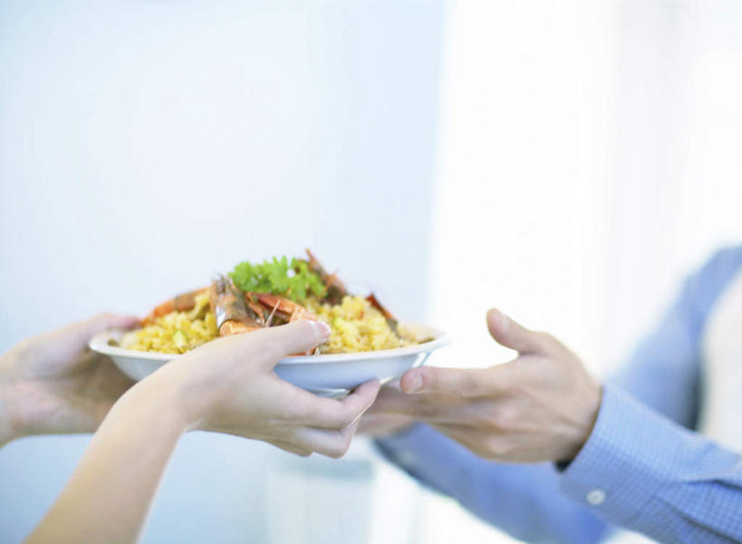 米饭,东方人,两个人,夫妻,捧,横图,室内,白天,正面,衬衫,爱情,烹饪,中餐,餐具,亚洲,阴影,朦胧,模糊,反射,传递,碟子,盘,影子,炒饭,蛋,鸡蛋,料理,食品,饭,浪漫,黄种人,蛋炒饭,菜肴,美食,食物,蓝色,盘子,碟,中式,恩爱,恋人,佳肴,五谷,卵,男人,男性,年轻男性,年轻女性,女人,女性,亚洲人,夫妇,情侣,端,端着,捧着,手捧,半身,彩图,衬衣,伴侣