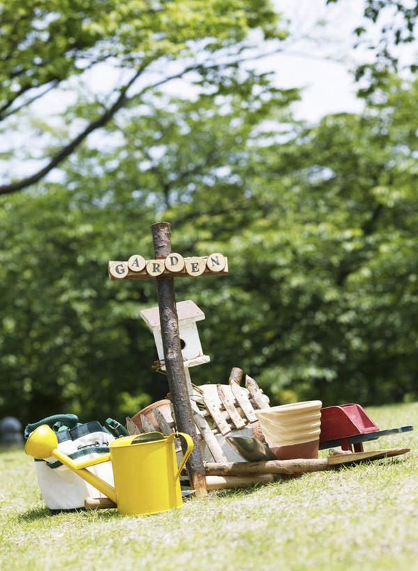 无人,竖图,室外,白天,正面,草地,草坪,植物,椅子,阴影,光线,工具,壶,桶,影子,园艺工具,塑料,木椅,园艺,洒水壶,水壶,草,树,树木,黄色,蓝色,绿色,蓝天,天空,阳光,自然,容器,塑料制品,天,铁锹,生长,成长,储藏,塑料桶,储存,浇水壶,彩图,贮存